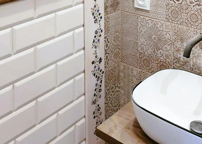 2 Bedroom Awesome In Semesterbostad Kopalino